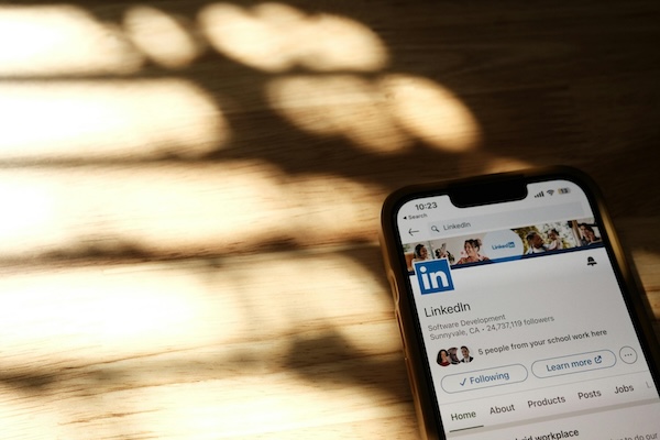 LinkedIn-Beitrag: Ein Smartphone liegt mit geöffneter LinkedIn-App auf dem Tisch.