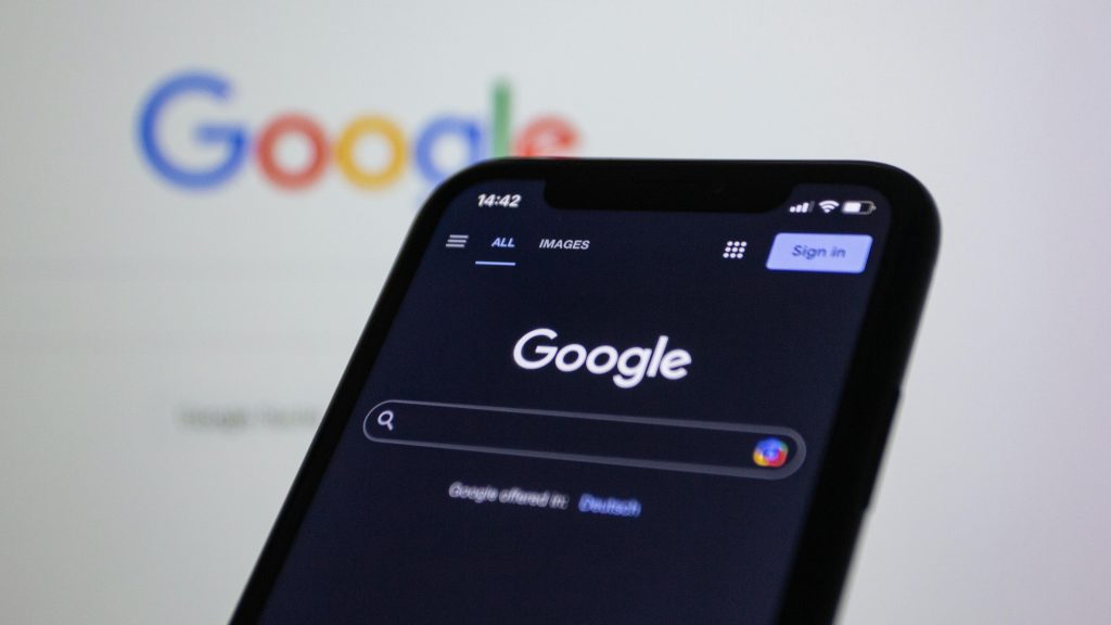 SEO-Optimierte Texte schreiben lassen: Auf einem Smartphone-Display ist die Seite von Google zu sehen.