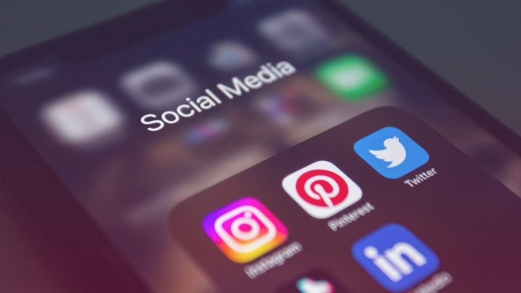 Social Media Sichtbarkeit: Handy-Display auf dem verschiedene Social-Media-Apps zu sehen sind.