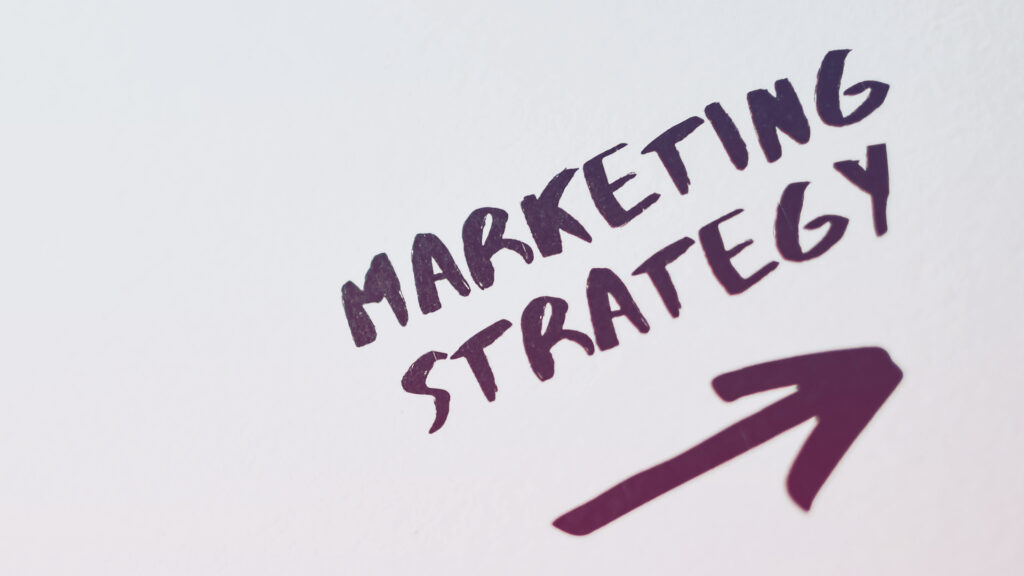 Marketing für kleine Betriebe: Auf eine weißen Hintergrund steht das Wort Marketing Strategy.