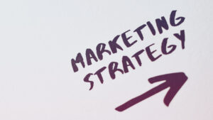 Marketing für kleine Betriebe: Auf eine weißen Hintergrund steht das Wort Marketing Strategy.