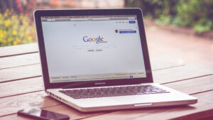 SEO-Texte: Ein Laptop steht mit geöffnetem Google auf einem Tisch.