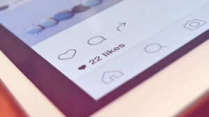 Instagram-Kommunikation: Auf einem Handy sind die Likes eines Instagram-Beitrags zu sehen.