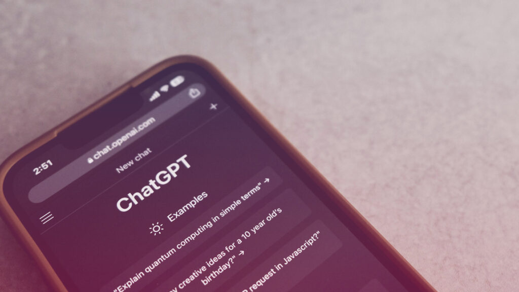 KI-Content: Auf einem Handy ist die App von ChatGPT zu sehen.
