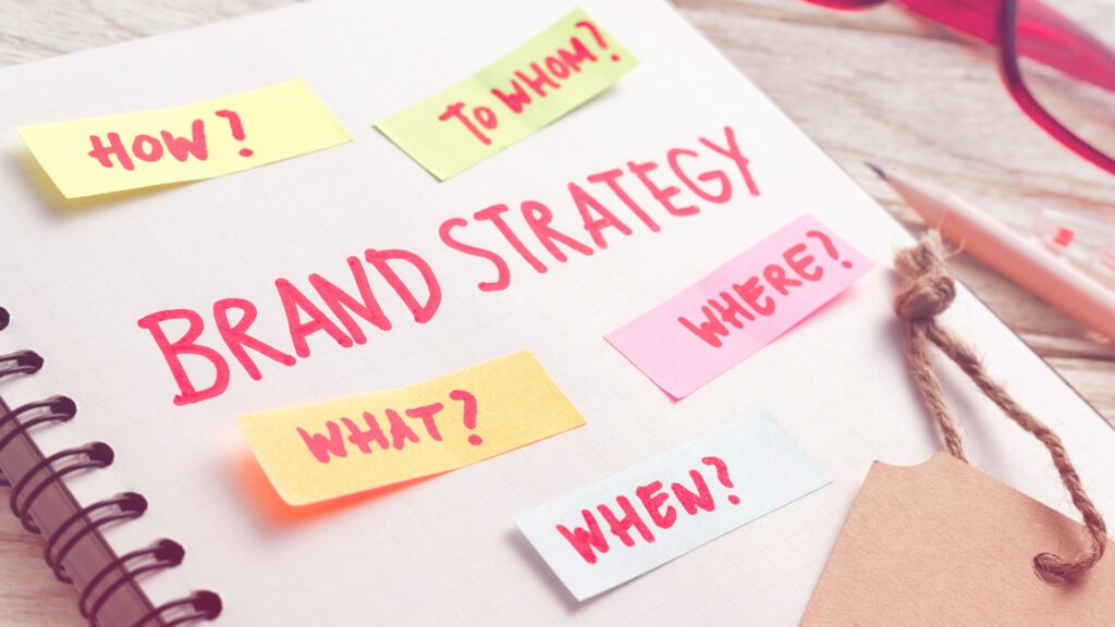 Marke aufbauen: Auf einem Block sind verschiedene Begriffe für eine Brand Strategy aufgeklebt.