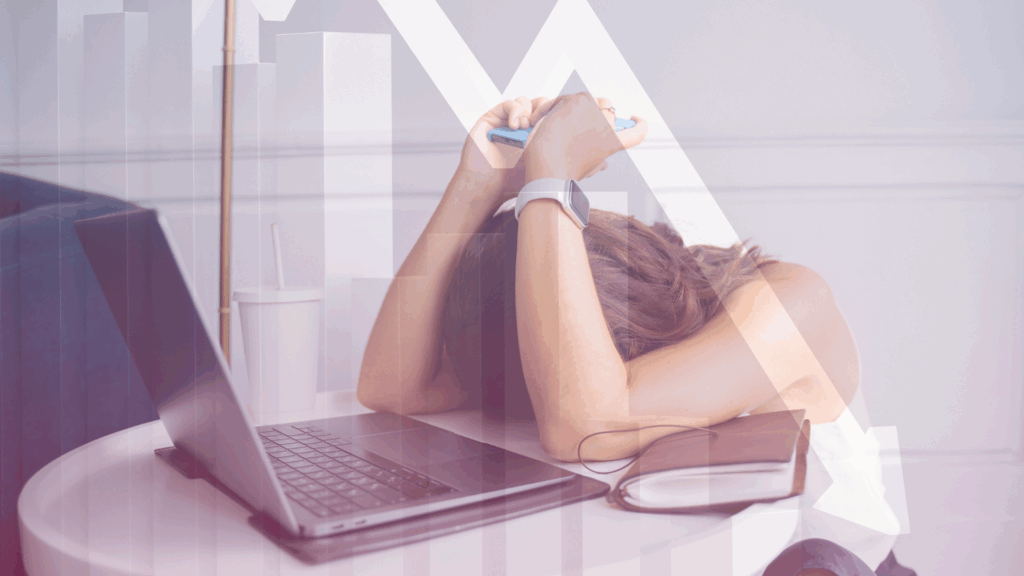 SEO 2.0: Eine junge Frau sitzt verzweifelt vor einem Laptop.